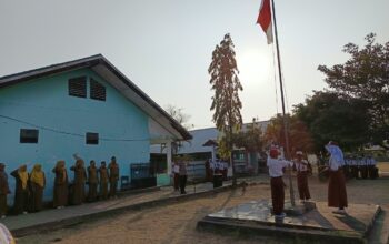 Tanamkan Karakter dan Disiplin Sejak Dini, PS Kanit Binmas Polsek Plampang Jadi Pembina Upacara di SDN 3 Plampang