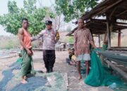Sambangi warga binaan di pesisir Bhabinkamtibmas Polsek Soromandi ingatkan warga waspada Cuaca ekstrim