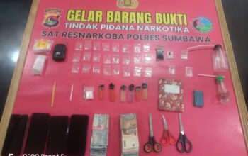 Gerebek Kampung Cemes Kelurahan Pekat, Tim Gabungan Polres Sumbawa dan BNNK Ringkus Pengedar dan Sita 26 Poket Sabu