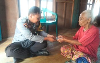 Pastikan Penyaluran Tepat Sasaran, Bhabinkamtibmas Desa Seran Kawal Pembagian BLT untuk Warga Kurang Mampu
