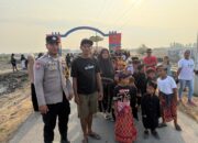Amankan Hiburan Tradisional dan Atur Arus Lalu Lintas, Bhabinkamtibmas Desa Pukat Gelar Pengamanan Giat Kecimol