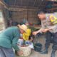 Bhabinkamtibmas Bagik Papan Cek Panen Tomat, Dukung Ketahanan Pangan dan Imbau Warga Cegah Karhutla
