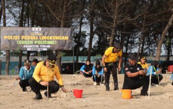 Gandeng Pelajar hingga Perguruan Silat, Polresta Tuban Hijaukan Pantai Cemara