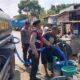 Peduli Kebutuhan Warga, Sat Samapta Polres Bima Salurkan Air Bersih di Desa Kalampa