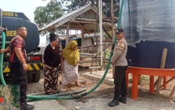Peduli Warga Terdampak Kekeringan, Sat Samapta Polres Sumbawa Barat Salurkan Air Bersih