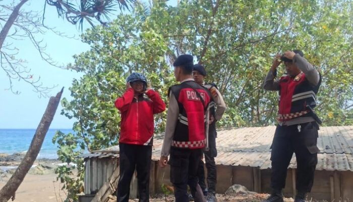 Pantai Poto Batu Jadi Tujuan Liburan, Sat Samapta Polres Sumbawa Barat Pastikan Wisatawan Aman